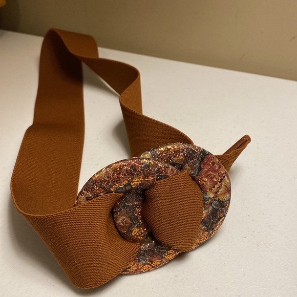 Brown Elastic Belt with Round Floral Glitter Buckle - Picture 4 of 5